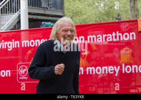 Sir Richard Branson am Ende der 2019 Virgin Money London Marathon, über 40.000 Läufer nahmen an den Marathon in London an diesem Wochenende. Stockfoto
