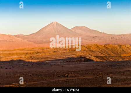 Panorama der Sonnenaufgang über die Vulkane in der Nähe der heißen Quellen, dass die El Tatio Geysire Drive, San Pedro de Atacama, Chile. Stockfoto