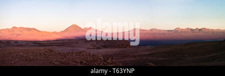 Panorama der Sonnenaufgang über die Vulkane in der Nähe der heißen Quellen, dass die El Tatio Geysire Drive, San Pedro de Atacama, Chile. Stockfoto