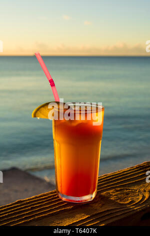 Tropical Drink Rum Cocktail, Grand Turk Cruise Port, Grand Turk Island, Turks- und Caicosinseln, Karibik. Stockfoto