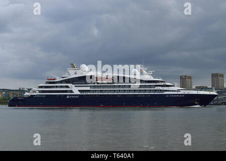 Neue ponant Cruises Schiff Le Champlain macht es Maiden's Aufruf an die Themse in London. Stockfoto