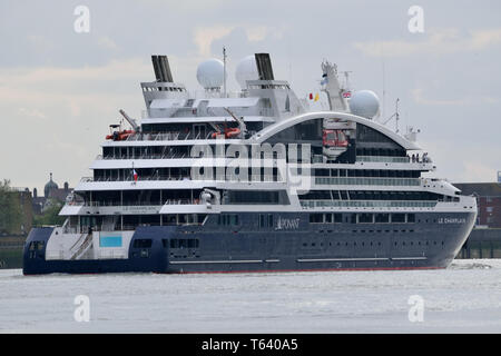 Neue ponant Cruises Schiff Le Champlain macht es Maiden's Aufruf an die Themse in London. Stockfoto