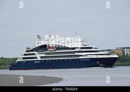 Neue ponant Cruises Schiff Le Champlain macht es Maiden's Aufruf an die Themse in London. Stockfoto