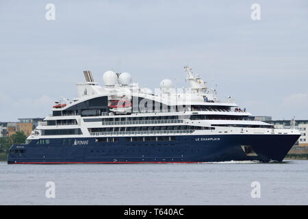 Neue ponant Cruises Schiff Le Champlain macht es Maiden's Aufruf an die Themse in London. Stockfoto