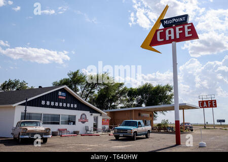 Die halbsumme Café ist ein Restaurant, Souvenir- und Antique Shop Über uns Route 66 in Adrian, Texas, USA Stockfoto