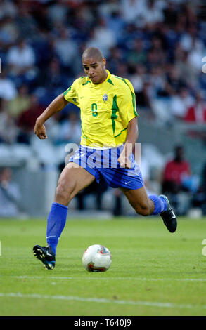 Stade de Gerland Lyon Frankreich, 21.06.2003, Fussball: FIFA Confederations Cup, Brasil (gelb) vs USA (weiss) 1:0 - - - Adriano (BRA) Stockfoto
