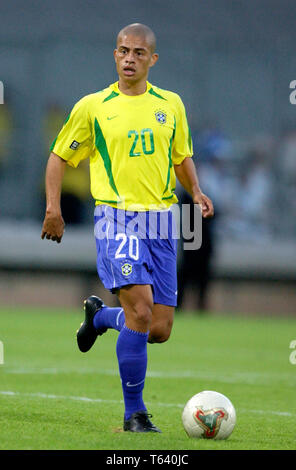 Stade de Gerland Lyon Frankreich, 21.06.2003, Fussball: FIFA Confederations Cup, Brasil (gelb) vs USA (weiss) 1:0 - - - Alex (BRA) Stockfoto