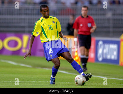 Stade de Gerland Lyon Frankreich, 21.06.2003, Fussball: FIFA Confederations Cup, Brasil (gelb) vs USA (weiss) 1:0 --- Kleber (BRA) Stockfoto