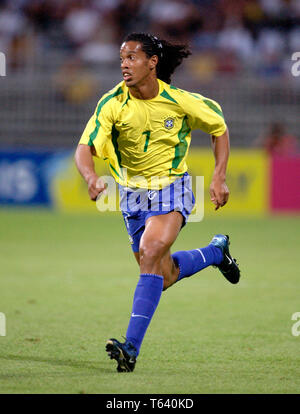 Stade de Gerland Lyon Frankreich, 21.06.2003, Fussball: FIFA Confederations Cup, Brasil (gelb) vs USA (weiss) 1:0 - - - Ronaldinho (BRA) Stockfoto