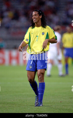 Stade de Gerland Lyon Frankreich, 21.06.2003, Fussball: FIFA Confederations Cup, Brasil (gelb) vs USA (weiss) 1:0 - - - Ronaldinho (BRA) Stockfoto