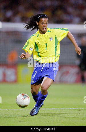 Stade de Gerland Lyon Frankreich, 21.06.2003, Fussball: FIFA Confederations Cup, Brasil (gelb) vs USA (weiss) 1:0 - - - Ronaldinho (BRA) Stockfoto