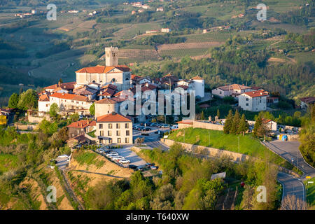 Kleines Dorf Šmartno auf Sonnenaufgang zwischen den Weinbergen in der Weinregion Brda in Slowenien in der Nähe der Grenze zu Italien in Europa Stockfoto