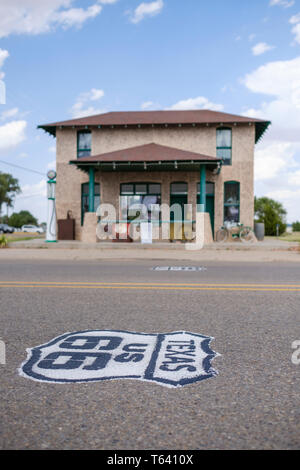 Magnolia Station ist eine historische Stop auf der Route 66 in Vega. Es ist ein restauriertes Service Station und beherbergt auch die Handelskammer, Texas, USA Stockfoto