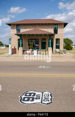 Magnolia Station ist eine historische Stop auf der Route 66 in Vega. Es ist ein restauriertes Service Station und beherbergt auch die Handelskammer, Texas, USA Stockfoto