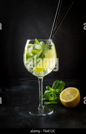 Mojito Cocktail oder Limonade mit Minze im Glas auf Schwarz. Close Up. Sommer erfrischendes Getränk. Platz für Text. Stockfoto