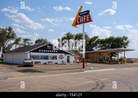 Die halbsumme Café ist ein Restaurant, Souvenir- und Antique Shop Über uns Route 66 in Adrian, Texas, USA Stockfoto