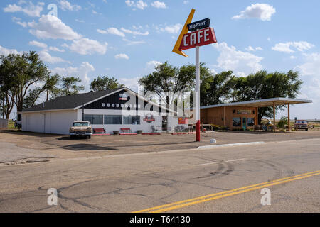 Die halbsumme Café ist ein Restaurant, Souvenir- und Antique Shop Über uns Route 66 in Adrian, Texas, USA Stockfoto