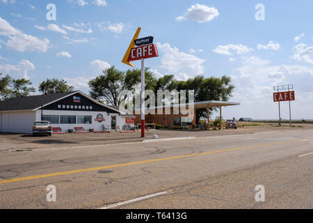 Die halbsumme Café ist ein Restaurant, Souvenir- und Antique Shop Über uns Route 66 in Adrian, Texas, USA Stockfoto