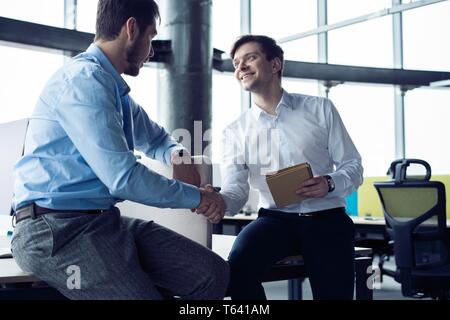 Business Partnerschaft treffen Konzept. Unternehmer Handshake. Erfolgreiche Geschäftsleute handshaking nach guter Deal. Stockfoto