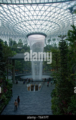 Die weltweit größte künstliche Wasserfall an der Juwel, Changi Airport, Singapur, Asien Stockfoto