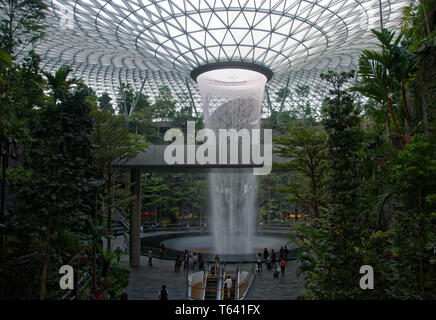 Die weltweit größte künstliche Wasserfall an der Juwel, Changi Airport, Singapur, Asien Stockfoto