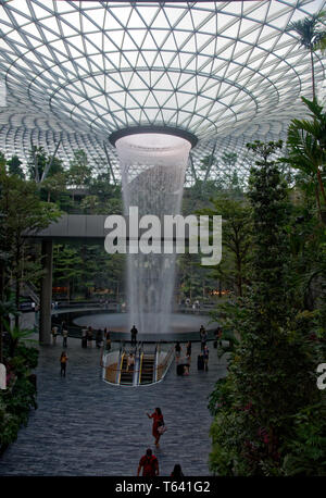 Die weltweit größte künstliche Wasserfall an der Juwel, Changi Airport, Singapur, Asien Stockfoto