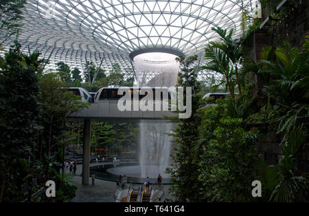 Die weltweit größte künstliche Wasserfall an der Juwel, Changi Airport, Singapur, Asien Stockfoto