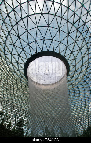 Die weltweit größte künstliche Wasserfall an der Juwel, Changi Airport, Singapur, Asien Stockfoto