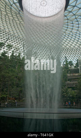 Die weltweit größte künstliche Wasserfall an der Juwel, Changi Airport, Singapur, Asien Stockfoto