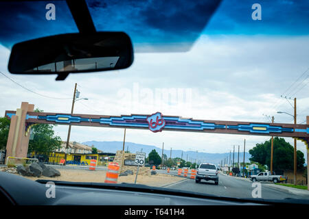 Historische US-Route 66 neon Festzelt aus dem Auto in der Innenstadt von Albquerque, New Mexico, USA Stockfoto