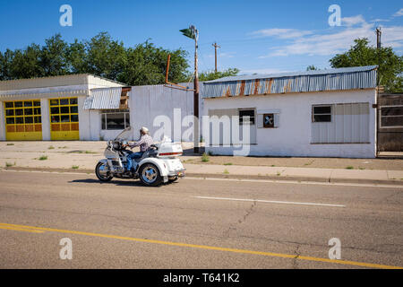 Motorradhalterung Reiter auf US-Route 66 in Tucumcaru, New Mexico, USA Stockfoto