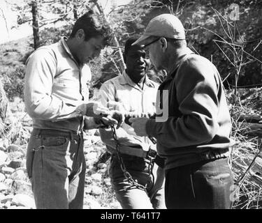 Tony Curtis Sidney Poitier Mitglied der Filmcrew der DEFIANT, 1958 candid am Ort der Dreharbeiten Regisseur Stanley Kramer Curtleigh Produktionen/Stanley Kramer Produktionen/United Artists eingestellt Stockfoto