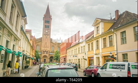 Potsdam, Brandenburg/Deutschland - 07. 25. 2016: mit Menschen und Touristen Branderburger Straße im historischen Zentrum von Potsdam im Sommer überfüllt Stockfoto