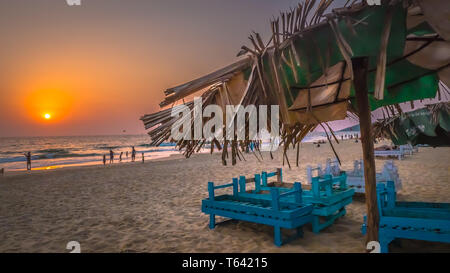 Schönen Sonnenuntergang am Arabischen Meer im Norden von Goa, Indien. Atemberaubenden Sonnenuntergang hinter dem Meer mit Wellen Szene am Calangute Beach in der Nähe von Candolim in Goa. Stockfoto