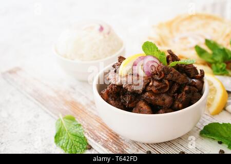 Rinderleber frittieren oder Braten serviert mit Reis und Roti, selektiver Fokus Stockfoto