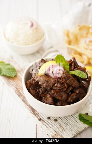 Rinderleber frittieren oder Braten serviert mit Reis und Roti, selektiver Fokus Stockfoto