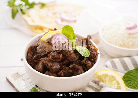 Rinderleber frittieren oder Braten serviert mit Reis und Roti, selektiver Fokus Stockfoto