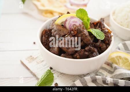 Rinderleber frittieren oder Braten serviert mit Reis und Roti, selektiver Fokus Stockfoto