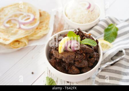 Rinderleber frittieren oder Braten serviert mit Reis und Roti, selektiver Fokus Stockfoto