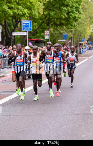 28. April 2019 - Männer Elite London Marathon Athleten Tola (ETH), Kiptum (KEN), Farah (GBR), Kipchoge (KEN) und Kitata (ETH) Stockfoto