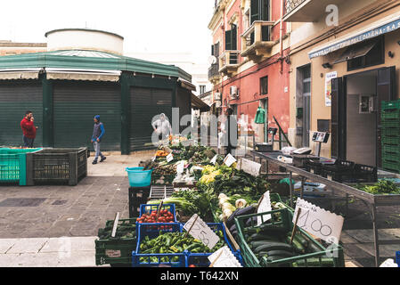 Matera, Italien - 11. März 2019: Obst und Gemüse in einem mediterranen Street Market. Stockfoto