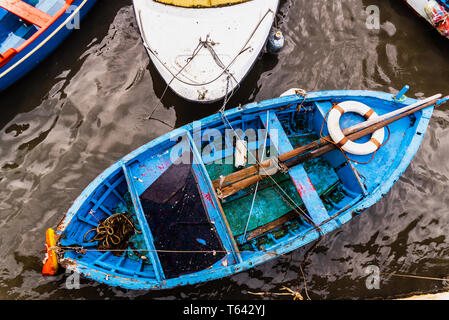 Bari, Italien - 12. März 2019: alte Fischerboote vertäut an Port schmutzig und in Vergessenheit. Stockfoto