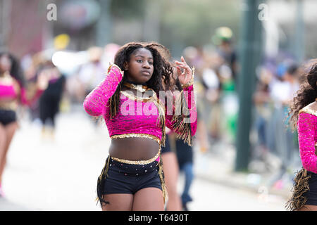 New Orleans, Louisiana, USA - 23. Februar 2019: Mardi Gras Parade, die Divas von Olive Branch, Tanzen bei der Parade Stockfoto