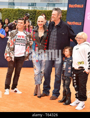 LOS ANGELES, Ca - 27. April: Kingston Rossdale, Gwen Stefani, Blake Shelton, Apollo Bowie Flynn Rossdale, und Zuma Nesta Rock Rossdale kommen an der STX Filme Weltpremiere von 'UglyDolls" am Regal Cinemas L.A. Live am 27. April 2019 in Los Angeles, Kalifornien. Stockfoto