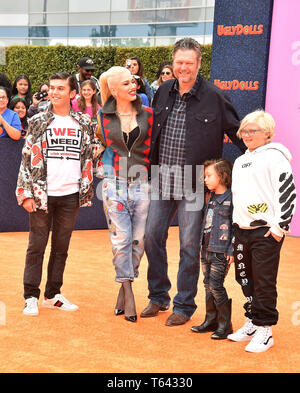 LOS ANGELES, Ca - 27. April: Kingston Rossdale, Gwen Stefani, Blake Shelton, Apollo Bowie Flynn Rossdale, und Zuma Nesta Rock Rossdale kommen an der STX Filme Weltpremiere von 'UglyDolls" am Regal Cinemas L.A. Live am 27. April 2019 in Los Angeles, Kalifornien. Stockfoto