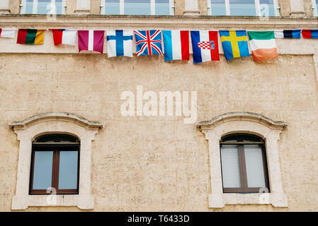 Fahnen der Europäischen Länder hängen von einem Balkon in der italienischen Stadt Matera. Stockfoto