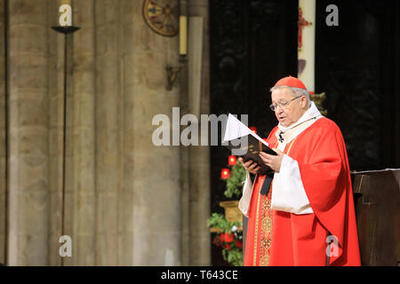 Liturgie eucharistique par Monseigneur André XXIII. Die Kathedrale Notre Dame. Paris. Stockfoto