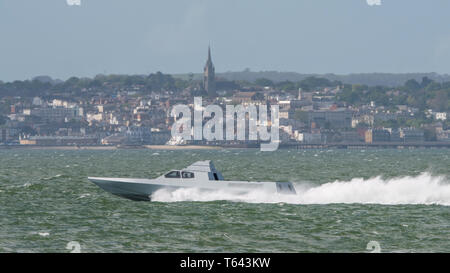 Britischen Special Forces (Special Boat Service) Schnelle interceptor Handwerk ist bei der Geschwindigkeit in den Solent, Großbritannien am 25. April 2019 gesehen. Stockfoto