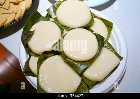 Banh giay - Klebreis cake von Bananenblättern traditionelle vietnamesische Essen im Neuen Jahr Jubiläum mokka Japanische gewickelt Stockfoto