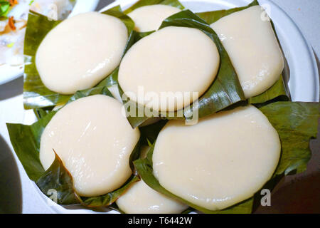 Banh giay - Klebreis cake von Bananenblättern traditionelle vietnamesische Essen im Neuen Jahr Jubiläum mokka Japanische gewickelt Stockfoto